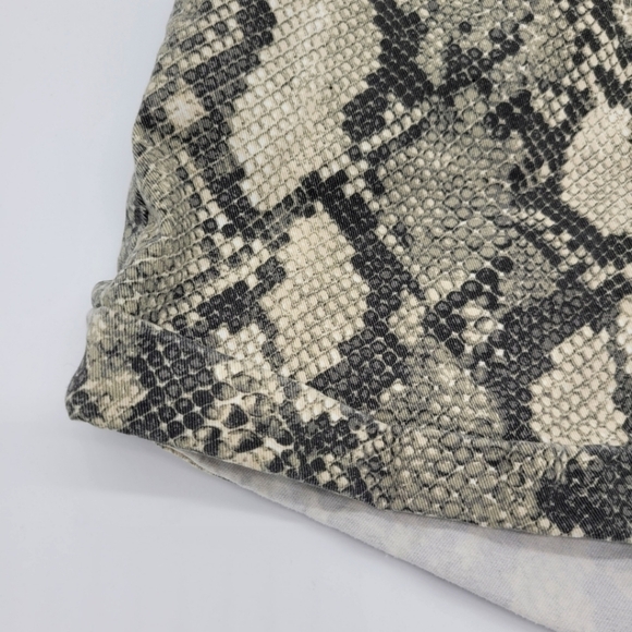 H&M Snakeskin Sexy Stretch Short Shorts Sz 6 - Picture 7 of 7